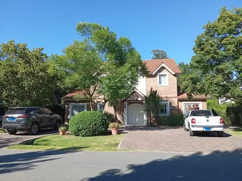 Casa en venta - 5 Dormitorios 2 Baños - 820Mts2 - Pilar