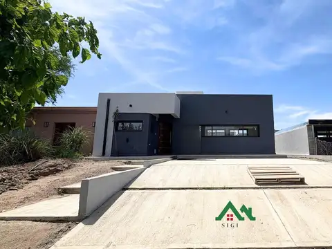 Casa en venta de tres dormitorios en Tejas 4 Barrio con seguridad.