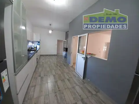 Casa 11 ambientes con 4 baños