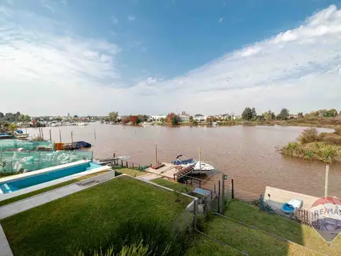 Casa en Venta con 2 cocheras