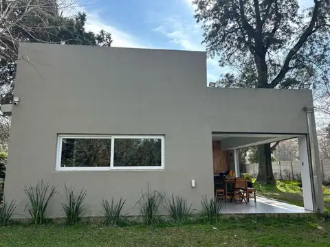 Casa en venta - 4 Dormitorios 4 Baños - 1.400Mts2 - Longchamps