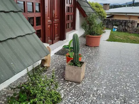 Casa 8 ambientes con 3 baños