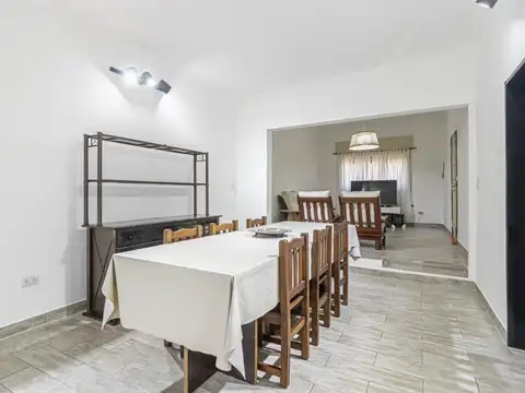 Casa de 4 ambientes con parque y cochera