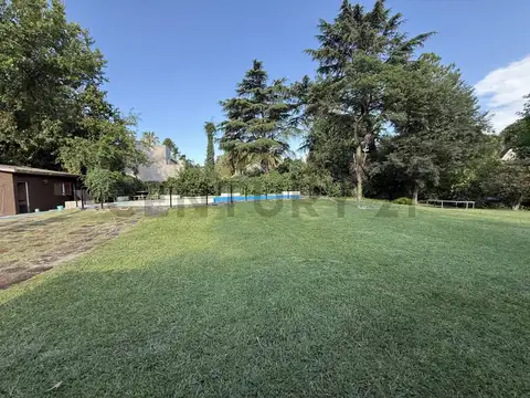 Venta Lote de  1.587 m² Parque Leloir, con casa a reciclar, pileta y quincho