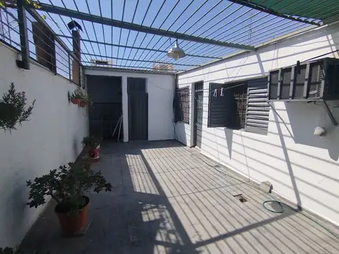 Casa 6 ambientes con 2 baños