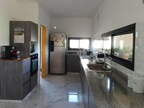 Casa 5 ambientes con 4 baños
