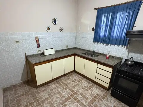 VENTA CASA AL FRENTE CON DEPARTAMENTO INTERNO