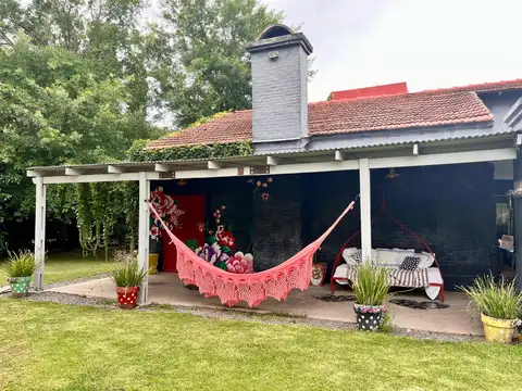 Casa 9 ambientes con 2 baños