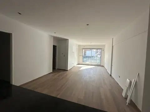 Venta departamento dos dormitorios frente / contrafrente  con balcón y cochera zona Lourdes