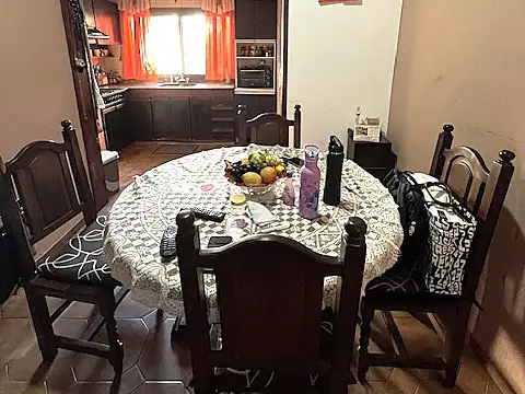 Vivienda Multifamiliar compuesta por Casa 4 Ambientes con Cochera + Depto 2 Ambientes . Lote 10 x 30 M