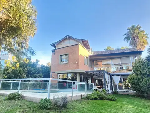 Casa en Venta con 2 cocheras