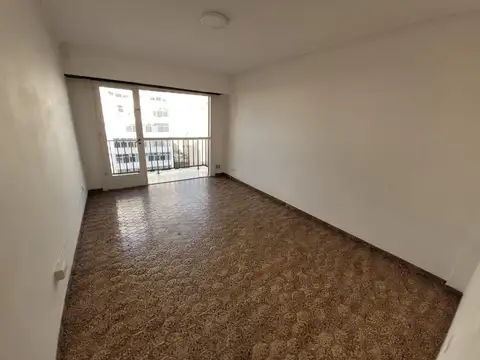 Venta departamento 2 ambientes-balcón-frente-Plaza Mitre-Mar del Plata
