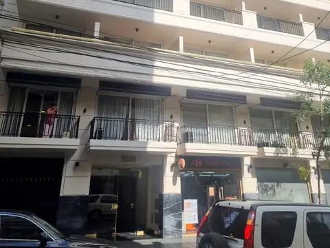 Peña al 2500 y Pueyrredón, Recoleta. Piso 6 Al frente. Monoambiente grande Muy luminoso. Superficie: 43 m2. Balcón. Impecable. Se vende amoblado y equipado. Cochera fija cubierta. Seguridad 24 hs. Amenities: SUM Gym Sauna Laundry Solarium