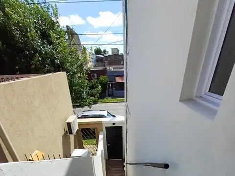 Departamento tipo PH de 3 ambientes. Living/Comedor - 2 Dormitorios - Balcon - Terraza. Sin expensas