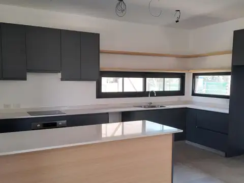 Casa en Alquiler con 2 cocheras