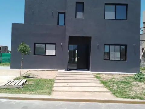 Casa en Venta y Alquiler con Amarra en el Barrio Nautico el Canal