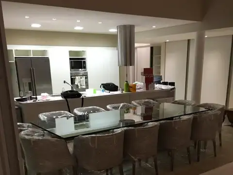 VENTA DE CASA EN 2 PLANTAS CON VISTA AL JARDIN! 490M2 CUBIERTO! LOTE DE 1435M2