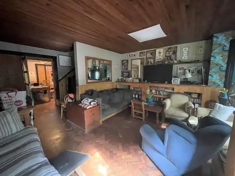 Chalet de estilo con Gran Parque y Piscina.-