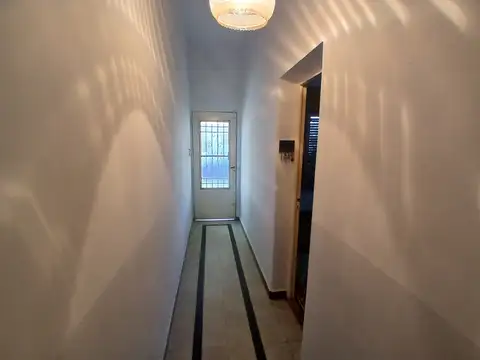 2 dormitorios + doble cochera y jardín en Barrio Cura