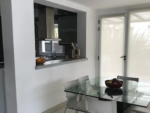 Casa en Venta en Abril Club De Campo, USD 650.000