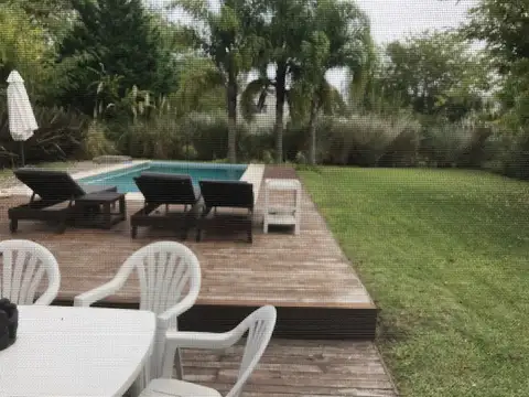 CASA MODERNA TOTALMENTE REMODELADA EN ABRIL, CON 4 DORMITORIOS EN BARRIO CENTRAL