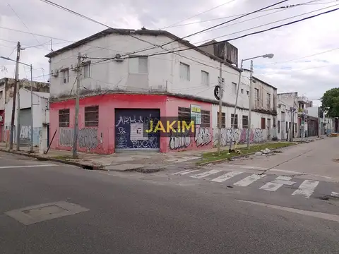 Galpón en dos plantas de excelentes accesos; a metros de la Avenida Gral. Paz. Zonificación industrial predominante.