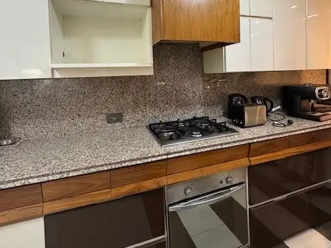 Casa en Alquiler con 2 cocheras