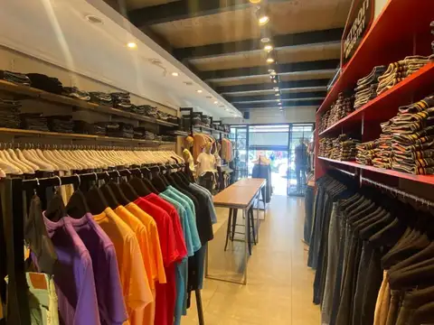 LOCAL EN PLENO FOCO COMERCIAL de CASEROS s/3 DE FEBRERO