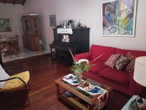 Casa 5 ambientes con 2 baños