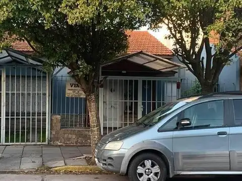 Chalet de 3 ambientes con quincho y parrilla.