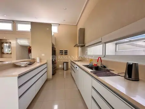 Casa 5 ambientes con 4 baños