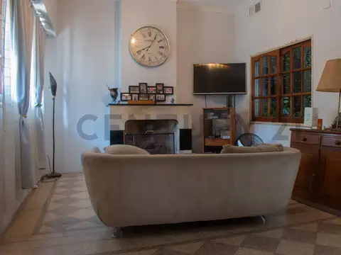 VENTA CASA DE 3 DORMITORIOS BARRIO ECHESORTU.