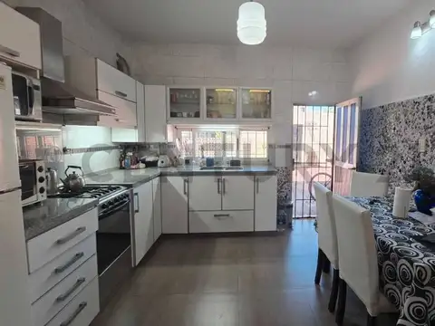 VENTA CASA 3 AMB EN LANUS, CON COCHERA JARDIN Y PILETA.