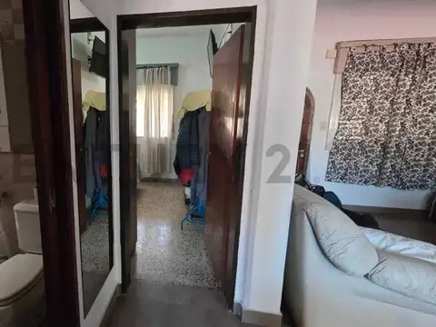 VENTA CASA 3 AMB EN LANUS, CON COCHERA JARDIN Y PILETA.