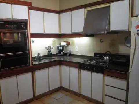 Clásico Chalet 5 ambientes en 2 plantas, fondo con parrilla