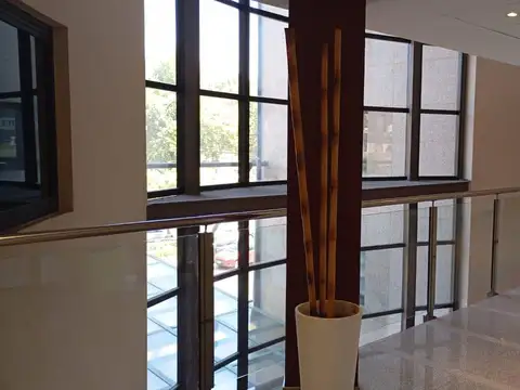 Oficina 10 ambientes con 4 baños