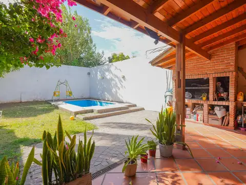 Venta Casa 4 ambientes Ramos Mejia Jardin Cochera