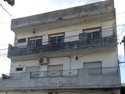Departamento de 3 ambientes en primer piso al frente con balcón
