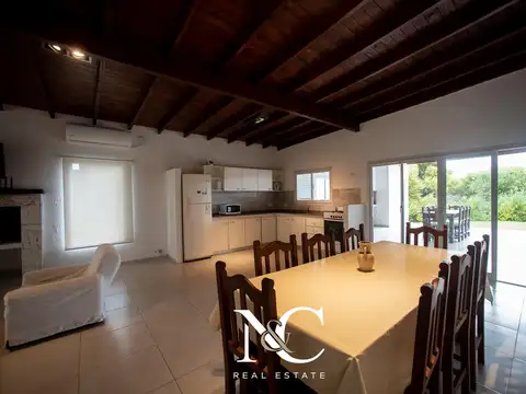 Casa 4 ambientes con 2 baños