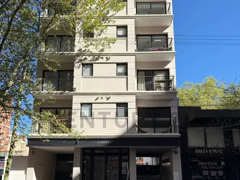 Tres ambientes al frente c/cochera y terraza propia a estrenar en La Perla