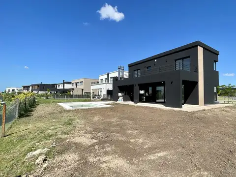 Casa en Venta con 4 cocheras