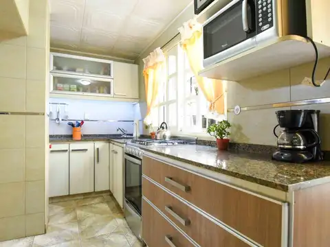 CASA EN VENTA FLORES PATIO PARRILLA IMPERDIBLE