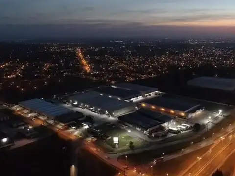 Nave Industrial de 1.500 m2 en predio cerrado.