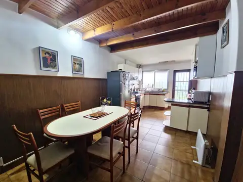 Casa 5 ambientes con 2 baños