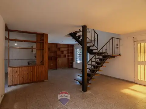 Casa 6 ambientes con 2 baños