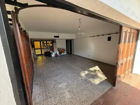 Casa en Venta con 3 cocheras
