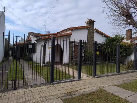 Hermoso Chalet 4 amb con fondo y piscina