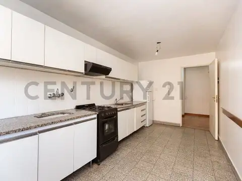 Venta departamento 3 ambientes con balcón y toilette – San Martín (permuta)