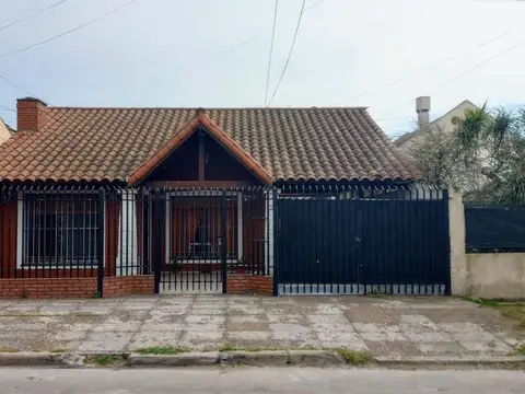 VENTA CASA 3 AMB COCHERA Y PILETA CIUDAD EVITA