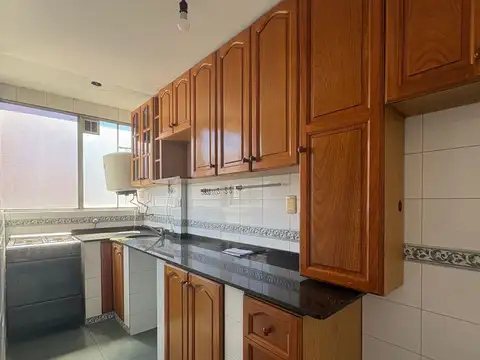 Hermoso 3 ambientes al frente con dos balcones.